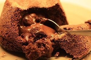 Dekadentní čokoládové dortíčky s tekutým srdcem a višněmi