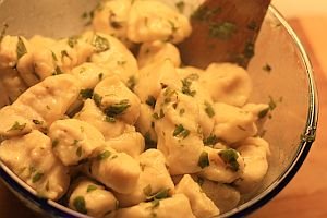 Křehké italské sýrové gnocchi s dobromyslovým máslem