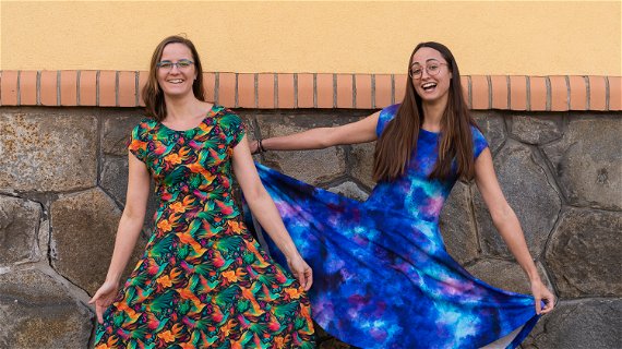 Sesterské duo šatů s přinechaným rukávem – chystaná jarní novinka